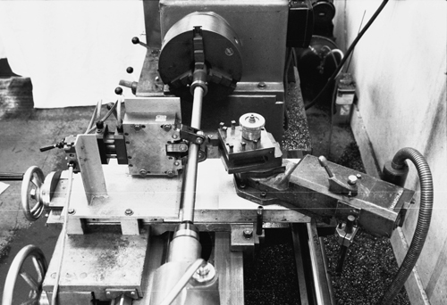 Barrel contouring lathe